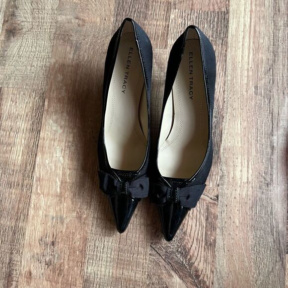 Ellen Tracy black bow pointed heels - Picture 3 of 6